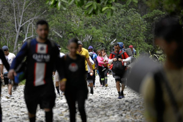 Foto | EFE | LA PATRIA  Migrantes cruzan la frontera natural entre Colombia y Panamá.