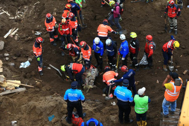 Rescatistas hallaron este martes el cuerpo de una niña sepultada por el alud. La cuenta de fallecidos ya se eleva a 11 en Alausí.