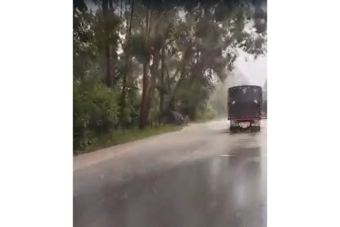 El agua de la quebrada inundó algunos tramos de la vía Manizales - Bogotá.