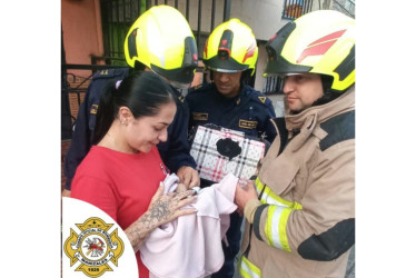 Los uniformados, con la dueña de los felinos recién rescatados.