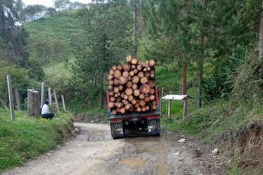 Por la vía transitan vehículos cargados de madera, motociclistas y chivas que van y vienen de los corregimientos Arboleda y Pueblo Nuevo. No han ampliado, ni puesto el afirmado. La obra está cruda. 