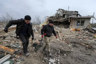 Los lugareños recuperan artículos después de que dos cohetes impactaran en edificios privados en el distrito de Zolochiv, cerca de la ciudad de Lviv, en el oeste de Ucrania, este 9 de marzo del 2023. Al menos cinco personas murieron durante el ataque, según el funcionario regional Maksym Kozytskyi.