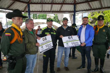 La estrategia Barrios y Fincas Seguras capacitó en seguridad y convivencia a 21 ciudadanos de Villamaría. En los barrios y en las veredas hacen colectas para comprar cámaras de vigilancia, en el sector de Ciudad Jardín van a instalar 15. 