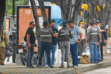 Foto|Efe|LA PATRIA Integrantes de la policía durante el operativo para desactivar un dispositivo explosivo adherido al cuerpo de un hombre el jueves en Guayaquil (Ecuador), de las ciudades más golpeadas por la delincuencia en ese país.