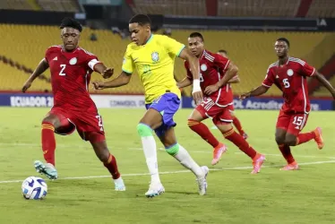 Matheus (c) de Brasil disputa el balón con Elver Arizala de Colombia, durante un partido del Campeonato Sudamericano sub-17.