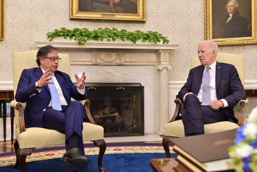 El mandatario colombiano, Gustavo Petro (izquierda), comenzó a la 1:30 p.m. la reunión con su homólogo estadounidense, Joe Biden, en la Oficina Oval, su despacho en la Casa Blanca.