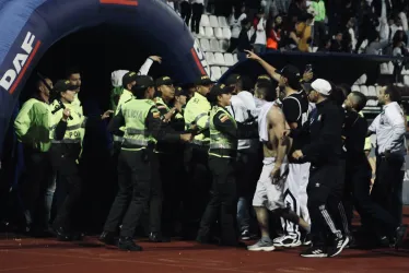 Los hinchas hinchas llegaron hasta la entrada del camerino del Once Caldas para increpar a los jugadores. 