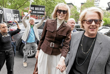 La expectativa creada por el juicio reunió a un puñado de manifestantes que mostraban a la prensa letreros con mensajes como "Creemos a Carroll", "Trump es un depredador" o "Las mentiras tienen consecuencias".