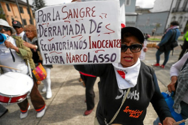 Ecuatorianos se manifestaron ayer contra el presidente de Ecuador, Guillermo Lasso, frente a la Asamblea Nacional.