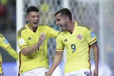 Tomas Ángel (d) de Colombia celebra su gol hoy en el partido del grupo C de la Copa Mundial de Fútbol Sub-20 entre Japón y Colombia en el estadio Diego Armando Maradona en La Plata (Argentina).