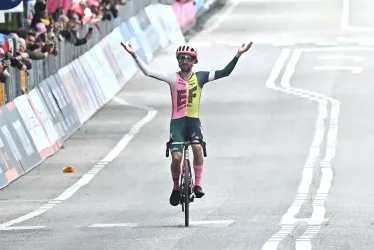 El irlandés Ben Healy del equipo Ef Education-Easypost gana la octava etapa de la carrera ciclista Giro de Italia 2023 en 207 km de Terni a Fossombrone, Italia.