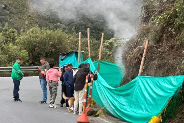  El punto donde se acercan las personas a observar las rocas y la emanación de gases en Cerro Bravo.