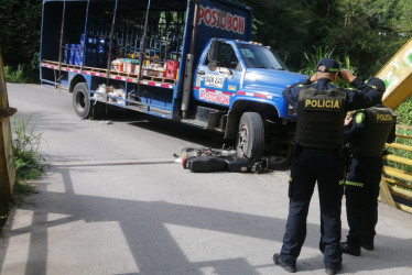 Según el Cuerpo de Bomberos de Filadelfia (Caldas), un camión de transporte de bebidas se quedó sin frenos y arrolló a una familia que transitaba en una moto por la vía entre esta localidad y la vereda Varsovia.