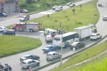 Accidente múltiple de este jueves en la vía Panamerica de Manizales. 