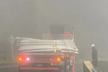 Este camión llegó este martes con tubería para construir las líneas alternas que permitirán el regreso del gas natural al Eje Cafetero y Valle del Cauca. 