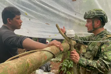 Fotografía cedida por las Fuerzas Militares de Colombia en la que se ve a Manuel Ranoque (i), padre de los cuatro niños desaparecidos en la selva donde ocurrió el siniestro aéreo del Cessna 206, mientras habla con un integrante del Ejército, en medio de la selva donde busca a sus hijos, que viajaban en el avión accidentado el pasado 1 de mayo, en el Guaviare.