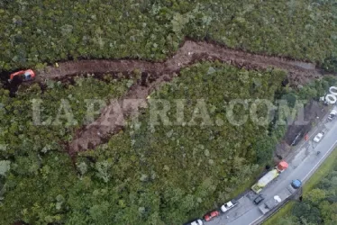 Así está siendo intervenida la ladera del volcán Cerro Bravo para instalar desde hoy (6:00 a.m.) la tubería flexible que ayudará a retornar el servicio de gas natural a usuarios residenciales, comerciales, industriales y vehículares del Eje Cafetero y el suroccidente del país.