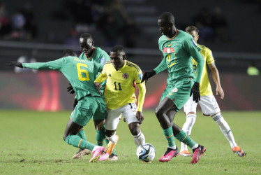 El colombiano Alexis Castillo (centro) disputa el balón con Souleymane Basse (izquierda) de Senegal, en el último partido del grupo C de la Copa Mundial de Fútbol Sub-20, en el estadio Diego Armando Maradona en La Plata (Argentina).