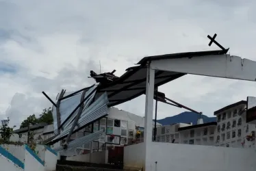 El vendaval de la noche del pasado miércoles derribó el techo de 30 casas, el cementerio, el depósito de basuras y la escuela del corregimiento Arboleda de Pensilvania (Caldas). Los organismos de socorro y la Alcaldía asistieron al sitio y coordinan ayudas para las 120 familias afectadas.