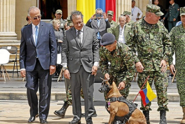 Foto | EFE | LA PATRIA  El presidente de Colombia Gustavo Petro condecora a la mamá de Wilson, el perro que ayudó al rescate de los niños indígenas .