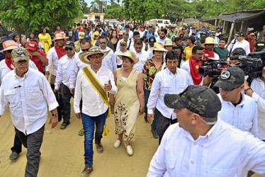 Foto | Gobierno nacional | LA PATRIA  Gustavo Petro recorrió las calles de Nazareth, en La Guajira (Colombia). El mandatario desplazó a todo su gabinete a La Guajira, donde empezó a gobernará por una semana.