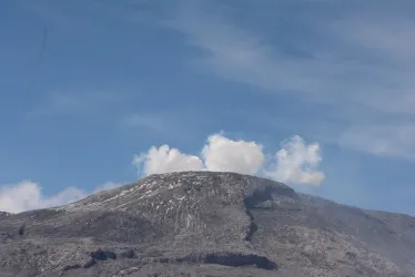 El nivel de actividad amarillo en el volcán Nevado del Ruiz indica un comportamiento inestable en el que se contemplan incrementos en la actividad sísmica y manifestaciones en superficie.