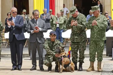 El presidente de Colombia, Gustavo Petro, (2-i) condecora a Drugia, la mamá de Wilson, el perro que ayudó al rescate de los niños indígenas que estuvieron perdidos en la selva durante 40 días y que durante el operativo se perdió. El acto se cumplió en el Palacio de Nariño, en Bogotá.