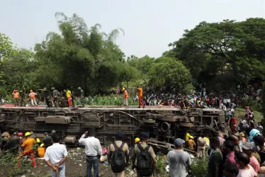 El peor accidente de tren del siglo XXI en la India deja 261 muertos y 900 heridos