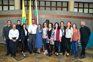 El gobernador de Caldas, Luis Carlos Velásquez Cardona y la secretaria de Cultura de Caldas, Paula Londoño Vallejo con los líderes de estos procesos culturales.
