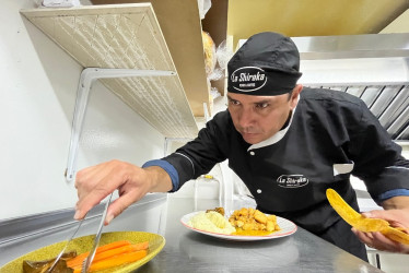 Mauricio Llano es el jefe de cocina del restaurante La Shiraka. Su amor por esta profesión viene desde niño y actualmente lo plasma en cada plato de su restaurante. Como Mauricio hay muchos manizaleños que día a día realizan sus trabajos con pasión.  