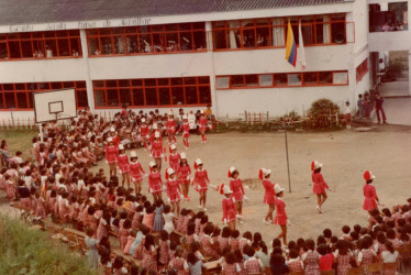 Estudiantes de la escuela Santa Luisa de Marillac en 1981
