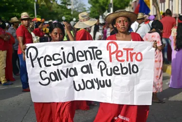 Indígenas wayuu se manifiestan este lunes en respaldo al Gobierno de Gustavo Petro y a su decisión de trasladar su gabinete a La Guajira para abordar la crisis humanitaria del departamento, en Riohacha.