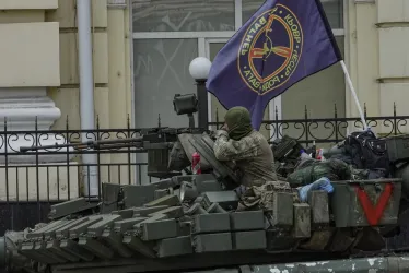 Un militar de la compañía militar privada (PMC) Wagner Group en un tanque bloquea una calle en Rostov-on-Don, en el sur de Rusia, este sábado 24 de junio del 2023.