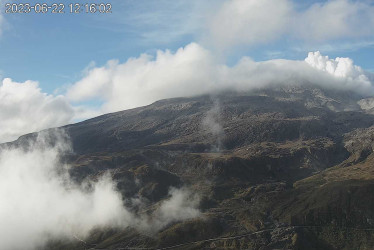 Vista del volcán Nevado del Ruiz este jueves desde el Cerro Gualí. 