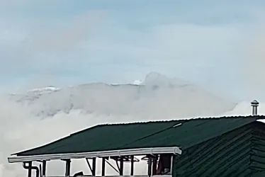 Volcán Nevado del Ruiz visto este domingo desde Herveo (Tolima).