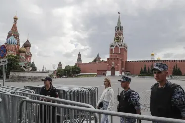 Policías custodiaban ayer la entrada a la Plaza Roja en Moscú. 