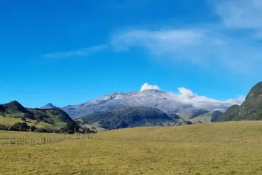 El volcán Nevado del Ruiz este lunes desde el Alto de Letras.