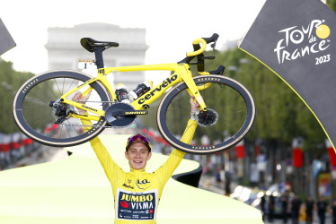 El ciclista danés Jonas Vingegaard, de 26 años, logró por segunda vez consecutiva el título del Tour de Francia.