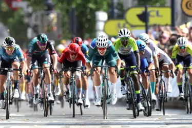 El ciclista belga Jasper Philipsen (centro) del equipo Alpecin-Deceuninck en camino a ganar la séptima etapa del Tour de Francia 2023, una carrera de 169,9 km desde Mont-de-Marsan hasta Burdeos.