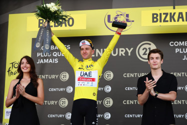 El pedalista británico Adam Yates (UAE Emirates) venció a su hermano Simon (Jayco) en la primera etapa de esta grande ciclística, disputada en el País Vasco (España).