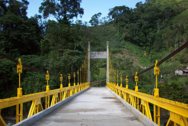 El puente que comunica al corregimiento de Pueblo Nuevo de Pensilvania (Caldas) con Nariño (Antioquia) está cerrado, mientras expertos lo revisan. Al parecer, dos volquetas de una empresa minera lo cruzaron, pese a que la estructura no está diseñada para soportar carga pesada. En un tramo de 5 metros hay un doblez en una viga y desajustes por falta de mantenimiento preventivo. 16