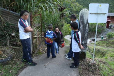 La presencialidad volvió ayer a 16 escuelas públicas rurales, de Villamaría, Chinchiná, Palestina y Neira, 14 días después de que las autoridades declararon el paso de nivel de actividad naranja a amarillo del volcán nevado del Ruiz. 