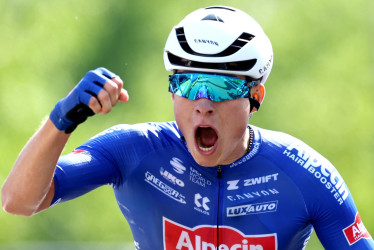 El pedalista belga Jasper Philpsen (Alpecin Deceuninck) se llevó la tercera etapa de la ronda gala, que este lunes dejó ya España y pisó por primera vez tierras francesas. Adam Yates no cede terreno y se mantiene como líder.