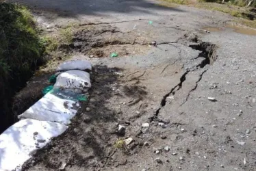 En el sector San Ignacio, vía Letras-El Desquite pasa una quebrada. Las crecientes del cauce, con lluvias fuertes, afecta el muro de un pequeño paso y deja incomunicados a los habitantes de la zona.