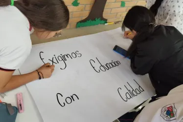 Mediante carteleras los alumnos manifestaron su inconformidad.