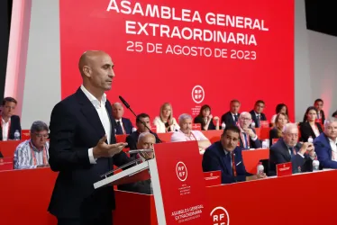 El presidente de la Real Federación Española de Fútbol, Luis Rubiales, durante su intervención en la Asamblea General de dicho organismo en la que anunció que no dimitirá de su cargo tras la polémica por el beso que dio a la futbolista Jenni Hermoso al ganar el Mundial Femenino, aunque pidió disculpas "por el contexto en el que se produjo".