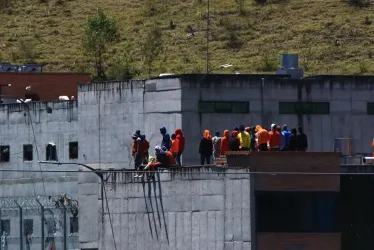 Presos se toman los techos de la cárcel "El Turi", en la ciudad de Cuenca (Ecuador).