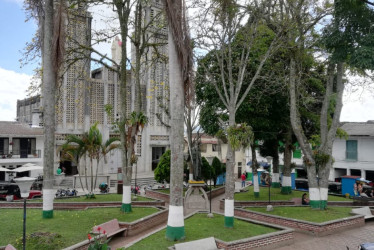 Este es el parque principal de La Merced, municipio del Alto Occidente de Caldas que en el último cuatrienio ha tenido tres alcaldes por cuenta del escándalo de corrupción de Las Marionetas.