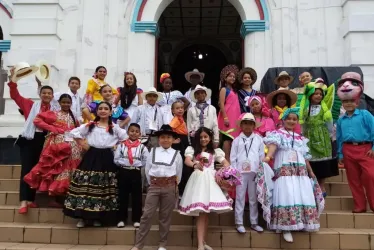 Los pasilleritos participantes en la misa folclórica que se realizó ayer a las 10:00 a.m.