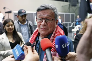 Pablo Beltrán, jefe negociador del Eln, habla con los medios de comunicación previo al inicio del acto de instalación del Cese Bilateral, Nacional y Temporal entre el Estado colombiano y el Ejército de Liberación Nacional, hoy, en Corferias, en Bogotá.